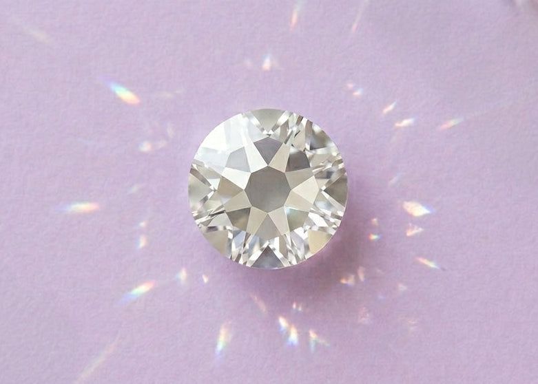 Clear gemstone on a light purple background