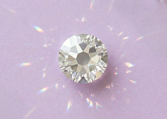 Clear gemstone on a light purple background