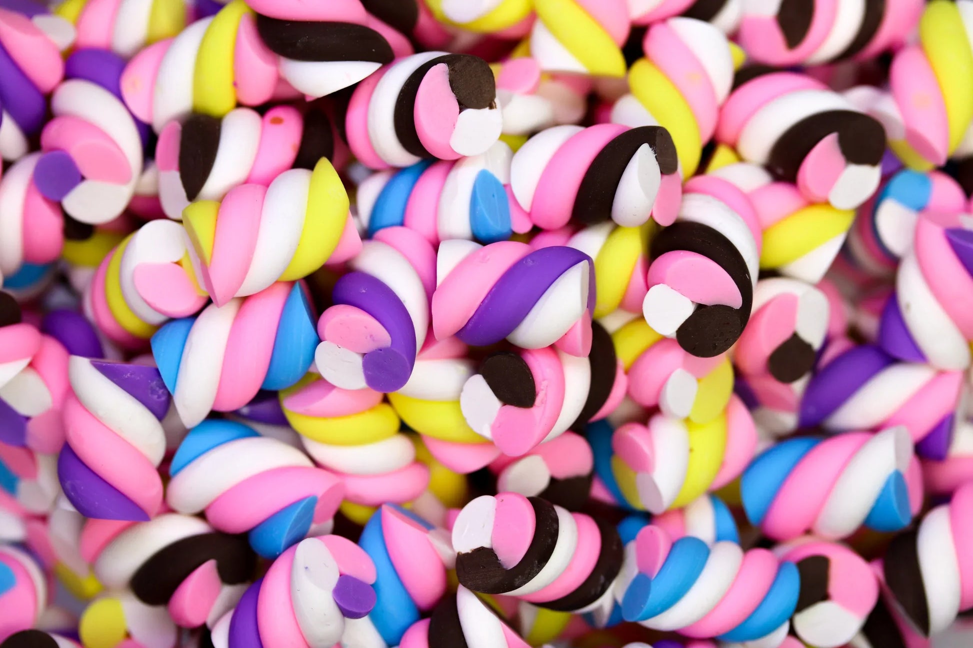 3D SHORT TWIST charm x 8 - Unicorn Lab