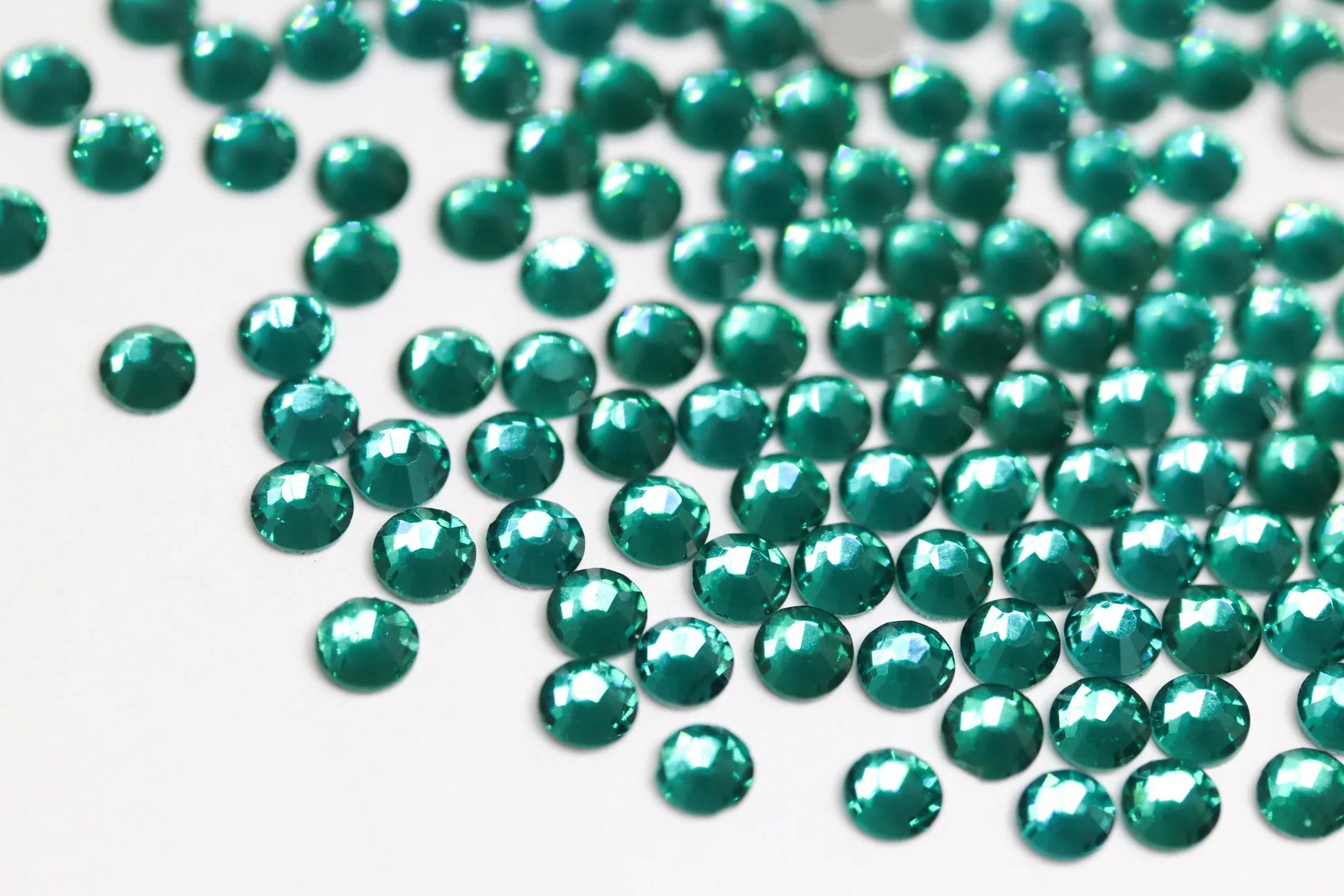 Emerald SS10 (Unicorn Lab Rhinestones) - Unicorn Lab