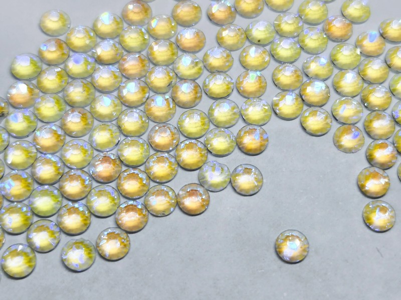 White Aurora SS16 glass rhinestones by Unicorn Lab - Unicorn Lab