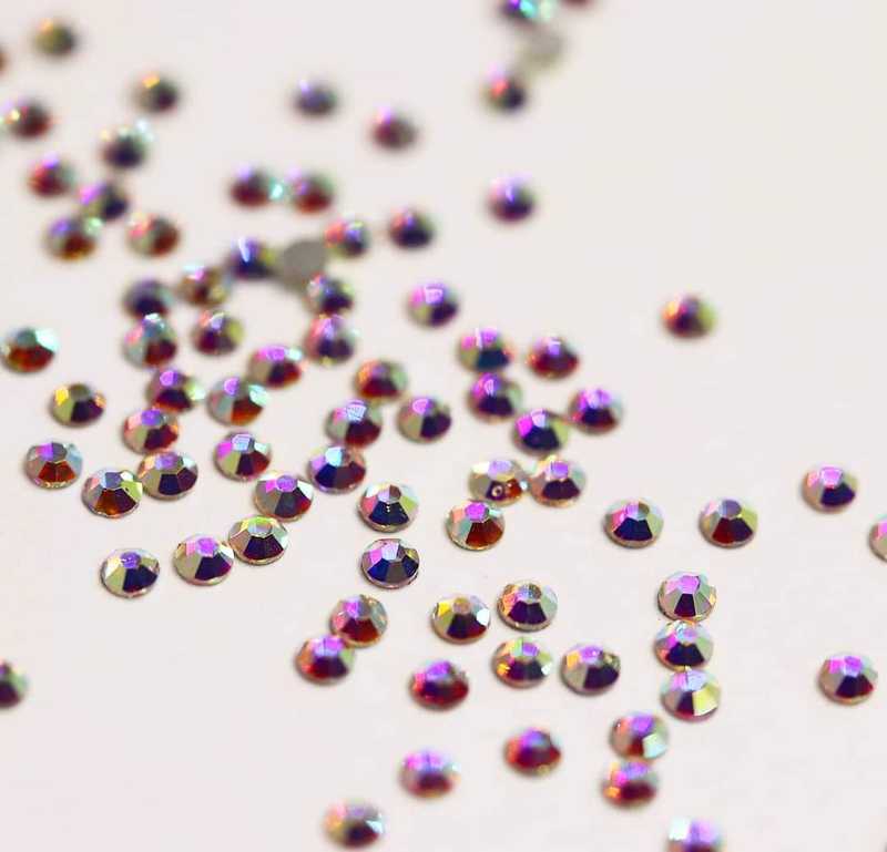 100-piece retail pack of AB SS4 (1.5mm) iridescent glass flatback rhinestones for nail art.